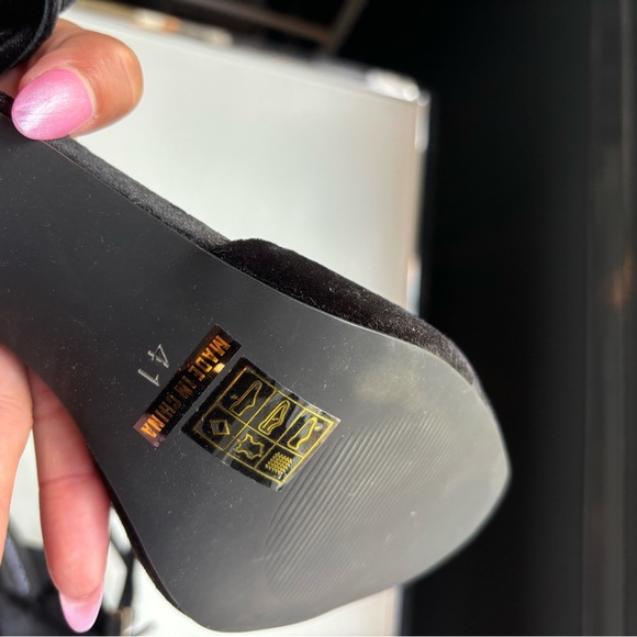 Elegant Black Velvet Heels by - Picture 4 of 4